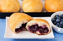 Bułeczki drożdżowe z borówkami