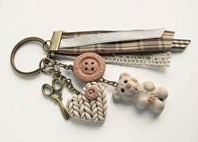 Breloczek z misiem i sweter...