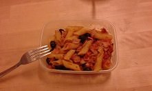 Makaron rurki z sosem (podsmażone i duszone pomidory z cebulką, wędliną i oliwkami). Doprawione solą, pieprzem i oregano.