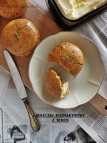 BUŁECZKI ROZMARYNOWE Z SEREM

Składniki:

150 g mąki pszennej luksusowej
100 g mąki pszennej pełnoziarnistej
1 łyżeczka suszonych drożdży
60 g drobno startego żółtego sera
175 m...