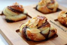 Francuskie zawijasy z czekoladą

Składniki:

    1 arkusz ciasta francuskiego
    3 łyżki nutelli
    3 łyżki mielonych orzechów laskowych
    1 jajko
    płatki migdałowe
    b...