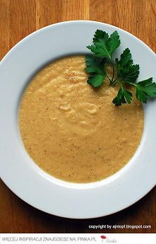 Składniki:

różyczki z 1 średniej wielkości kalafiora
oliwa z oliwek
sól
pieprz
2 łyżki masła, najlepiej klarowanego
1 cebula, posiekana
3 ząbki czosnku, posiekane
800 ml bulion...