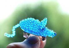 co sądzicie? ręcznie robiona myszka z koralików broszka (link po kliknięciu w zdjęcie)