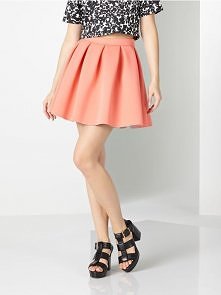 piękny kolor spódnicy ;)i ten top...