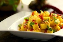 Sałatka z ananasa to szybka i łatwa w przygotowaniu sałatka w tajskim smaku i kolendrze. Smakowało? Zostaw nam swój komentarz :)