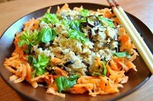 Ryż smażony po tajlandzku to jeden z bardziej popularnych przepisów kuchni tajskiej. Bardzo dobre ale i ostre danie przygotowane w tradycyjny tajski sposób - Przepis Video. Smak...