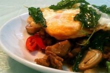 Smażona Mielona Wieprzowina z Bazylią przygotowana po tajsku. Idealnie skomponowane danie na każdą okazję. Kuchnia Tajska to wachlarz smaków i aromatów. Smakowało? Zostaw nam sw...