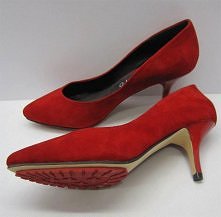 Antypoślizgowe zamszowe szpilki.
Cena 269 zł na modernbeauty.pl