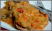 6 plastrów schabu
    1 op. mrożonej mieszanki chińskiej (u mnie Hortex)
    2 ząbki czosnku
    sól
    pieprz ziołowy
    słodka papryka
    1 łyżeczka sosu sojowego
    curry...