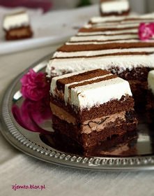 PIJANA ŚLIWKA
Składniki:

biszkopt

    1 szkl. cukru
    1/2 szkl. mąki pszennej
    1/2 szkl. mąki ziemniaczanej
    5 jajek
    2 łyżki kakao
    2 łyżeczki octu
    1 łyżecz...