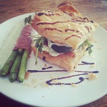 Śniadanie mistrzów!  

Nie do końca zdrowe, ale gwarantuję najlepsze jakie jadłam ja i moi znajomi:) 


Ciasto francuskie z jajkiem sadzonym, rukolą, pomidorami i chrupiącą szyn...