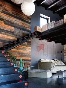 Numerowane stopnie schodów (ale bez pechowej 13)