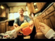 Tak Zabija Otyłość! Ten film daje do myślenia. Szczególnie, gdy jesteś rodzicem, a twoje dziecko zaczyna mieć problemy z nadwagą.

Jego autorom doskonale udało się zawrzeć w min...