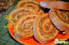 szybka rolada z jabłkami 
SKŁADNIKI:
•	około kg jabłek
•	cynamon
•	cukier z wanilią
•	6 jajek
•	szczypta soli
•	5 łyżek cukru
•	płaska łyżeczka proszku do pieczenia
•	szklanka m...