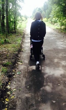 ide sobie pusta droga...