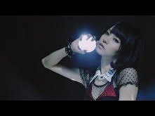 Sword Art Online
LiSA - Crossing Field 

Czemu chowam się?
Mrok ciągle spowija mnie
Nie rozumiem, dlaczego
Kryję się jak tchórz
Kiedy drugie moje ja
Wciąż kroczy naprzód
Tak dum...