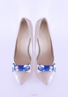 Pełne uroku uproszczone kokardki 3D z pięknej białej tkaniny w kobaltowy print. Klipsy do butów