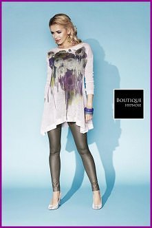 #NEW #NEWCOLLECTION #MODA

Niespotykana i niezwykle oryginalna tunika z delikatnej dzianiny z długimi rękawami. Dół półokrągły z dłuższymi bokami, sprawia, że model odpowiedni j...