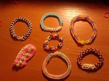 Hej ,cześć i czołem kluski z rosołem !!! To są moje bransoletki z loom bands ;) tą pastelową roboła moja siostra kinga ;) też ma zszywke i polecam jak chcecie podlinkuje wam ;) ...