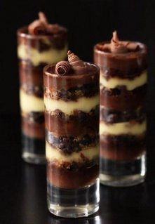 "Przepis jest prosty - są 3 warstwy - 1rwsza -owocowa - maliny lub jagody rozdrobnione w blenderze lub widelcem (mogę być świeze lub mrozone), 2ga - masa - wg przepisu zrob...