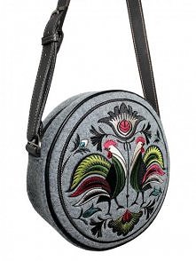 Okrągła torebka z filcu z haftem i pasem