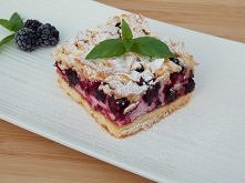 Kruche ciasto z jeżynami i delikatną pianką