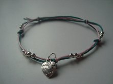 bransoletka ze sznurków i małych, srebrnych koralików z zawieszką 'made with love'