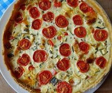 Tarta z warzywami na kruchym spodzie. 

Czas przygotowania: 90 minut
Składniki

    Ciasto kruche:
    250 g mąki wrocławskiej
    130 g masła
    szczypta soli
    1 żółtko
   ...