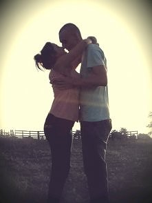 Kochać kogoś, to znaczy dac mu to, co ma się w sobie najlepszego ;*
Weronika i Klaudiusz! ;*
od 4 lat i 4 miesięcy razem ;)
rocznicaa 19.04.2010r. ;)