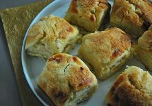 Składniki:

5 szklanek mąki pszennej
1/2 szklanki mleka w proszku
1  łyżka drożdży w proszku
3 łyżeczki cukru
2 łyżeczki soli
1 1/2 szklanki ciepłej wody
1 jajko
5 łyżek masła (...