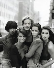 Supermodelki z lat 90-tych. Naomi Cambell, Linda Evangelista, Tatjana Patitz, Christy Turlington, i Cindy Crawford fot. Peter Lindenberg 1989