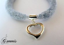 Podczas pracy nad biżuterią do konkursu wrzucam zdjęcia bransoletki z siatki, w której znajdują się drobne koraliki z regulowanym zapięciem, na którym znajduje się koralik, a ws...