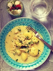 Pierś kurczaka z ziemniaczkami i cukinią w sosie carry. 

Link do przepisu w pierwszym komentarzu.