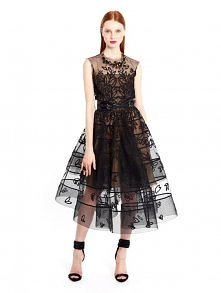 Fuzja monochromatyzmu i ornamentyki w mistrzowskim wydaniu Oscara de la Renty!

Więcej na Moda Cafe!