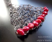 Urzekający wisior z koralem