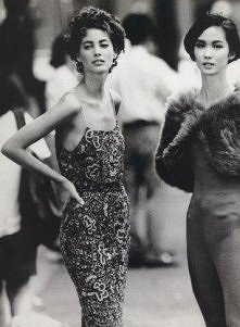 Super trik na piękną skórę, który stosowały modelki w latach 90. CZYM POSMAROWAĆ SKÓRĘ CIAŁA PRZED SNEM? (Będzie piękna!)