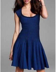 Dzianinowa sukienka z katalogu Victoria's Secret w niebiesko-czarnym wzorze. Rozkloszowany krój i podłużne prążkowania pięknie eksponuje talię i wyszczuplają sylwetkę. Dobr...