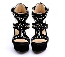 Rockowe sandały z ćwiekami na koturnie. Zobacz informacje o tych butach po kliknięciu w duże zdjęcie.