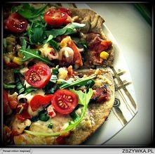 przepis na najzdrowszą pizzę świata i to bez drożdży!
kładniki:
-2 szklanki mąki żytniej lub pszennej pełnoziarnistej
-3/4 szklanki mleka
-1/3 szklanki oliwy (może być olej, ale...