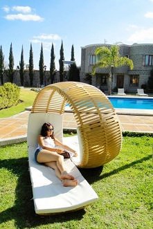 wygodny, fajny, można pogadać
dobrze, by deski na "suficie" były bliżej siebie, chroniły trochę przed słońcem