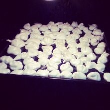 bezki:
5 białek
300 dag cukru

ubić białka wyłożyć na blachę i piec w 180° przez 50 min