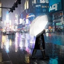 Mocno odbijający światło parasol, sprawia wrażenie jakby świecił.