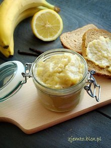 dżem bananowy
Składniki:

5 dojrzałych bananów
50 ml wody
sok z 1/2 dużej cytryny
nasiona z 1/2 laski wanilii (opcjonalnie)
 Sposób wykonania:

Wodę i sok z cytryny zagotować. W...