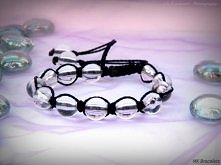 Bransoletka makramowa typu Shamballa. Wykonana ze sznurka tapicerskiego 1mm oraz koralików plastikowych, przezroczystych 8mm. Posiada regulowane zapięcie. 
Wykonanie MK Bracelet...