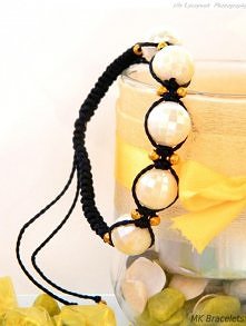 Bransoletka typu Shamballa. Wykonana ze sznurka tapicerskiego 1mm, koralików krzemowych z połyskiem 10mm oraz koralików złoconych 2mm. Posiada regulowane zapięcie.
Wykonanie MK ...