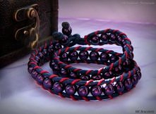 Bransoletka typu Chan Luu. Wykonana ze sznurka woskowanego granatowego 2mm, sznurka jubilerskiego czerwonego 1mm oraz koralików fioletowych 5mm.
Wykonanie MK Bracelets
Zdjęcie U...