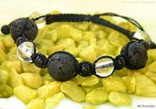 Bransoletka typu Shamballa. Wykonana ze sznurka tapicerskiego 1mm, koralików   z masy wulkanicznej 10mm, koralików przezroczystych 8mm, oraz koralików czarnych 5mm.
Wykonanie MK...