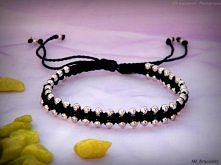 Bransoletka typu Shamballa. Wykonana ze sznurka tapicerskiego 1mm oraz koralików metalowych 2mm.
Posiada regulowane zapięcie.
Wykonanie MK Bracelets
Zdjęcie Ula Łyczywek Photogr...