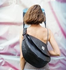 Lekka i nieprzemakalna torba na ramię wykonana z trwałego materiału, powstałego z przetworzonych odpadów foliowych. Zapinana na suwak i rzep. Posiada regulowany pas. W środku we...