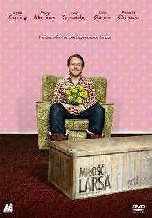 Samotny Lars postanawia w końcu znaleźć sobie partnerkę. Rodzinę szokuje wieść, że zostaje nią gumowa lalka.